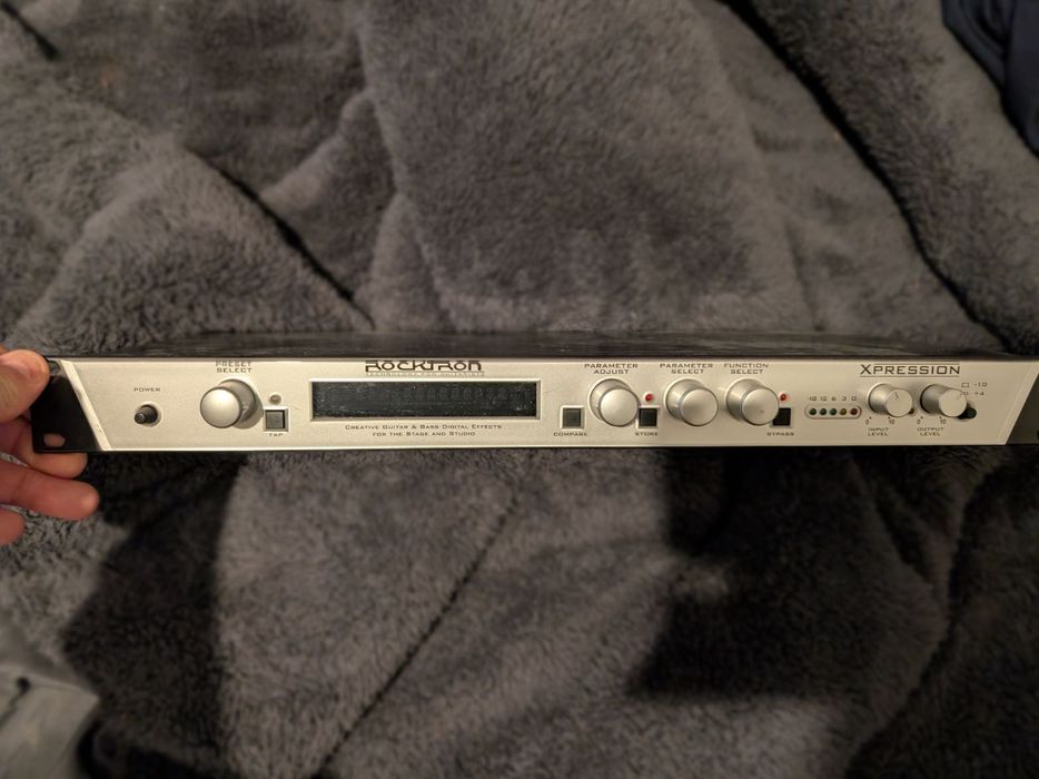 Vários sintetizadores de rack