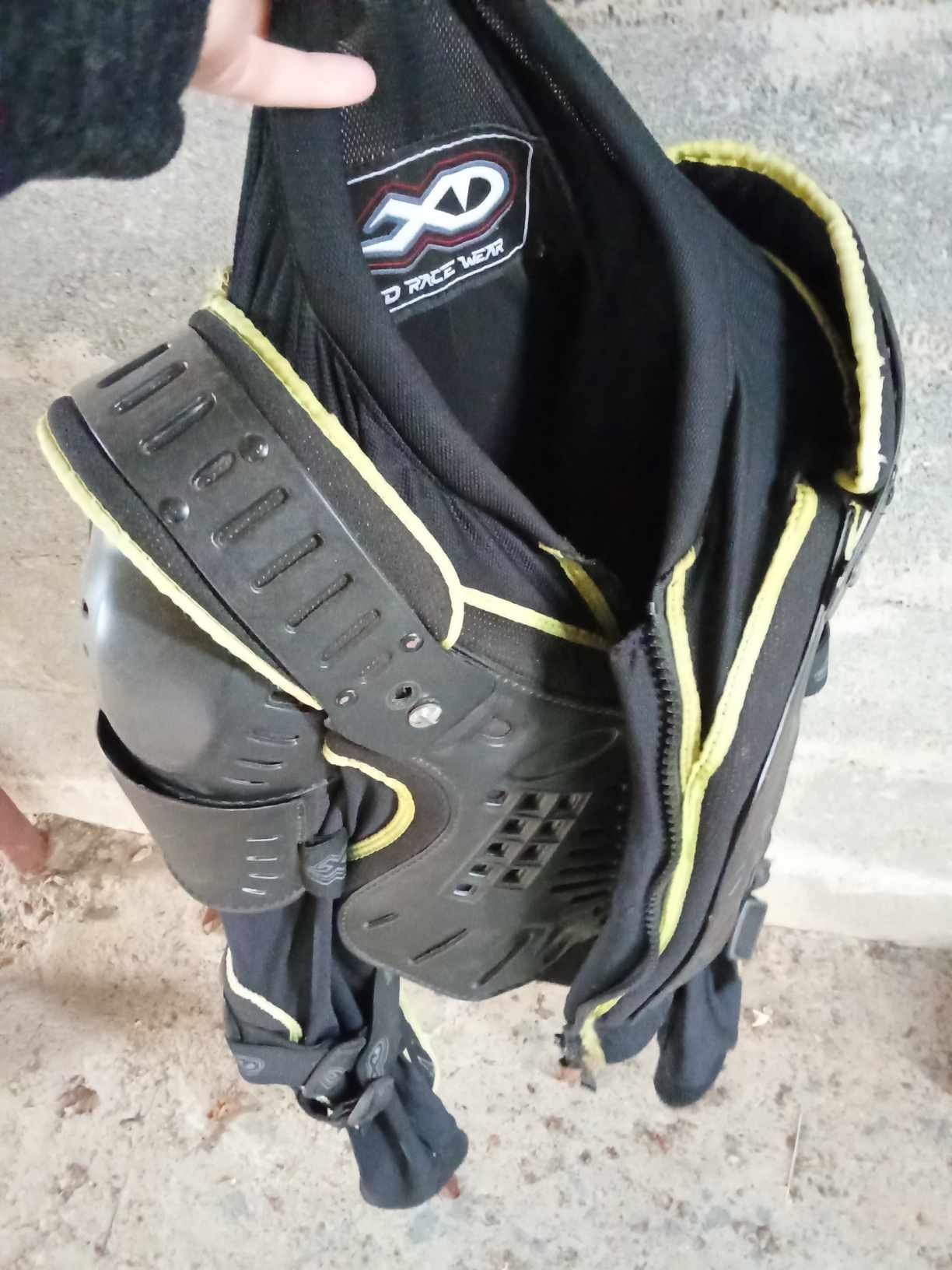 Botas e colete de enduro