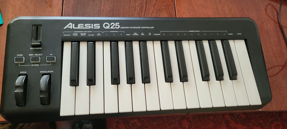 Міді клавіатура Alesis Q25