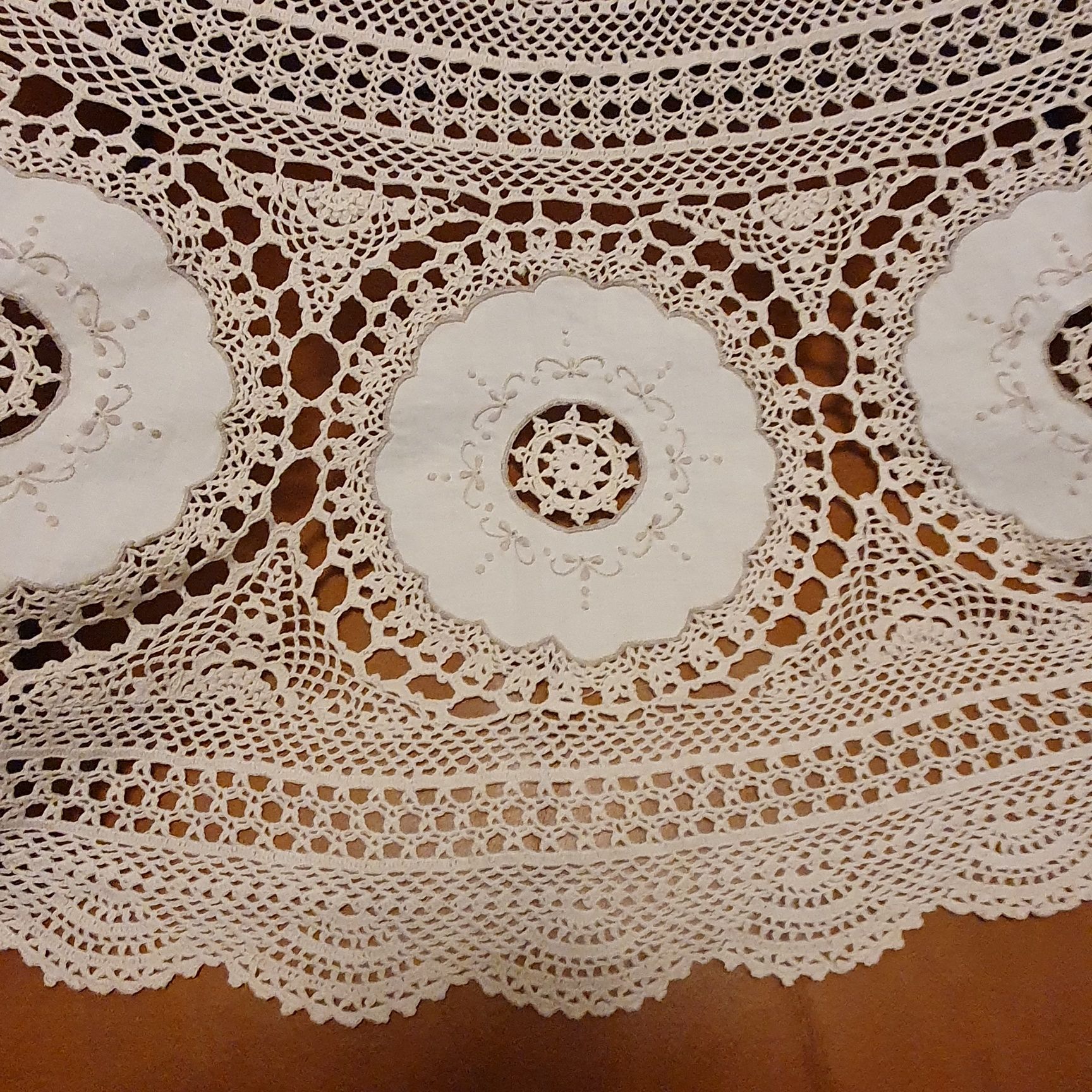Toalha lindíssima renda e pano bordado redonda