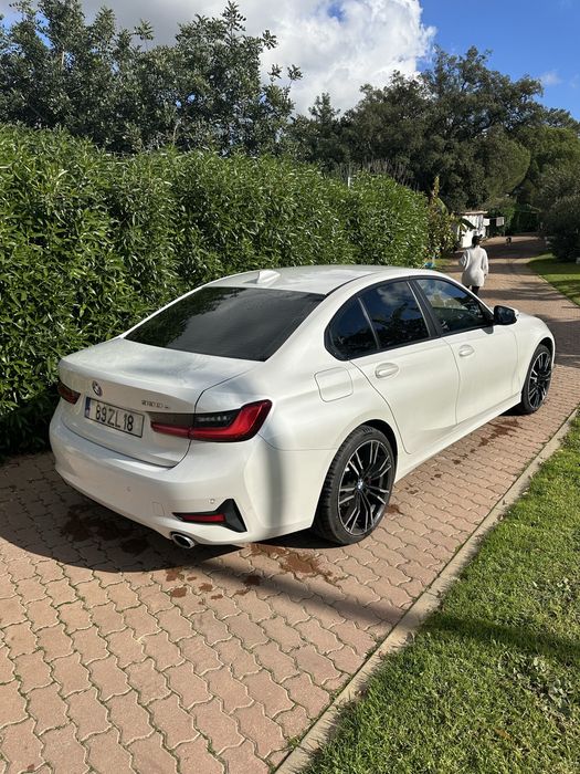 Carro BMW 330e branco