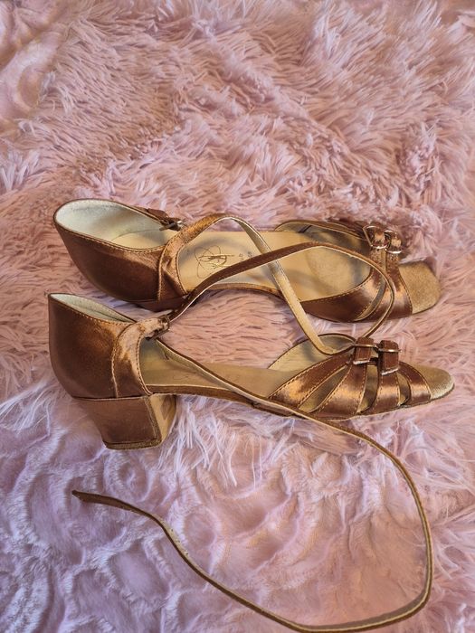 Туфлі для бальних танців