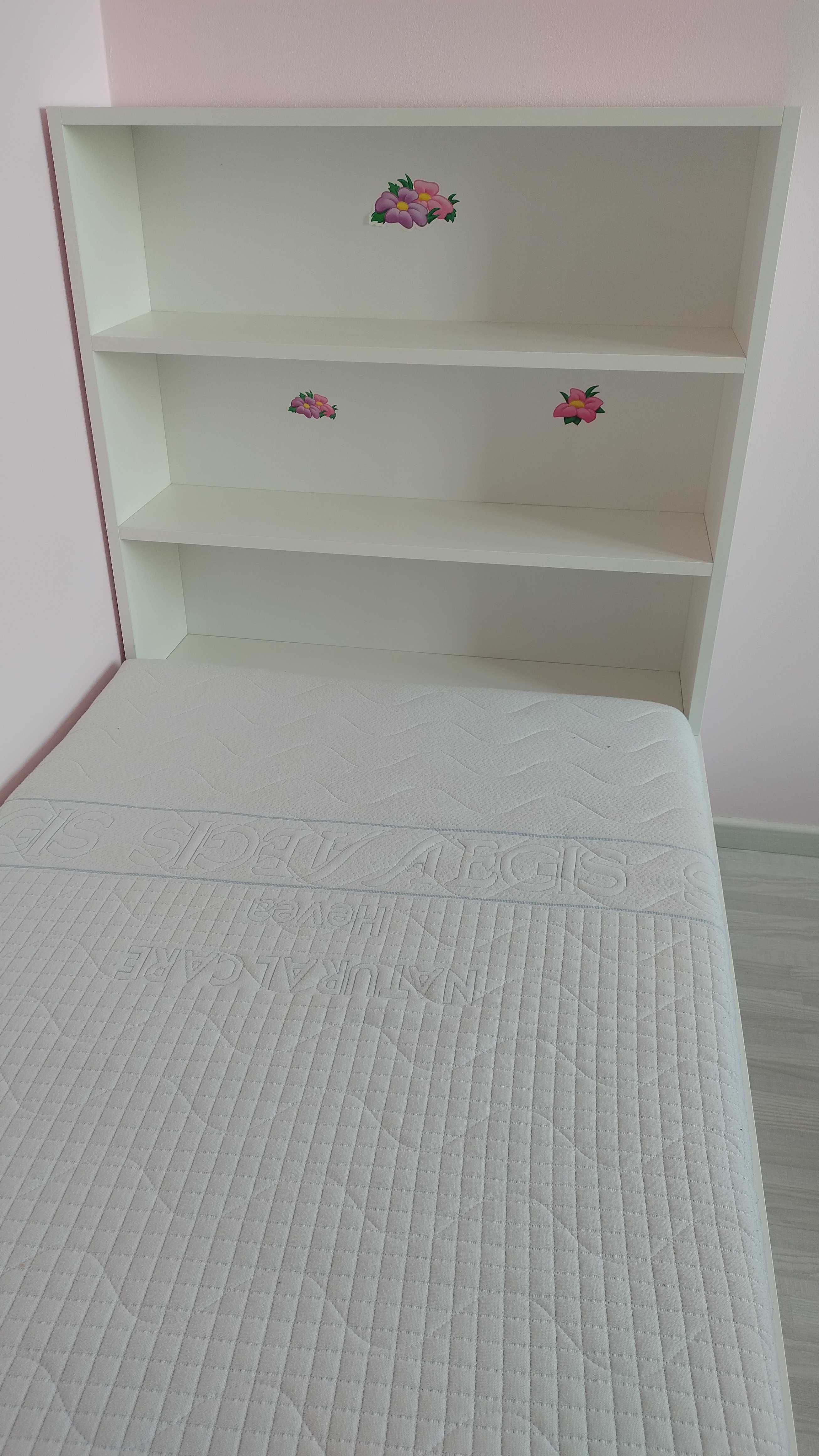 Łóżko dziecięce białe z miejscem na pościel i półką na zabawki/książki