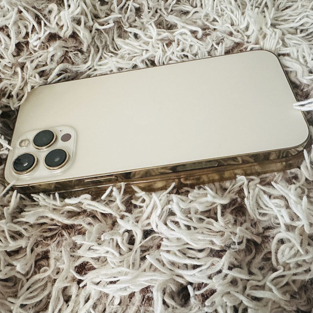 Iphone 12 Pro Max . Gold .