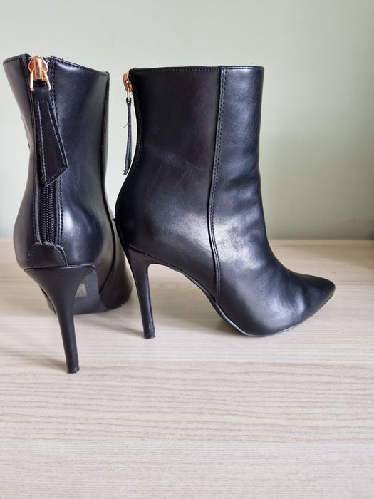 Czarne botki na szpilce roz.39