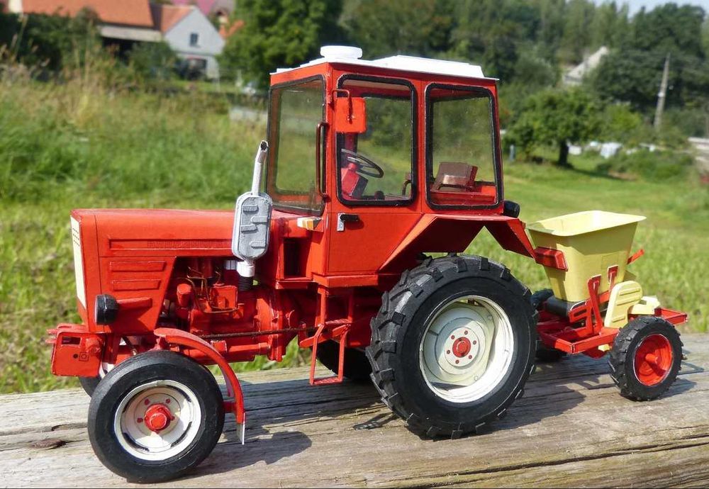 Model kartonowy traktor ciągnik Władimirec T-25A z siewnikiem KOS