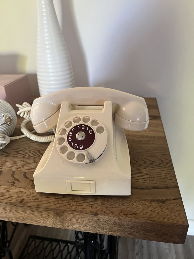 Stary telefon biały kruk .