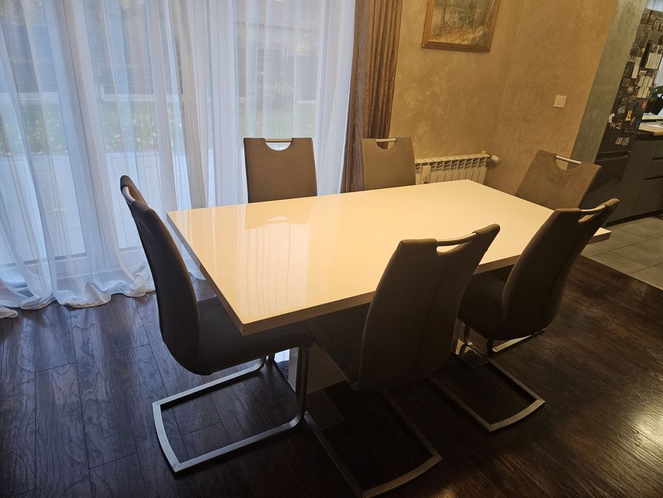 Piękny duży biały stół z krzesłami