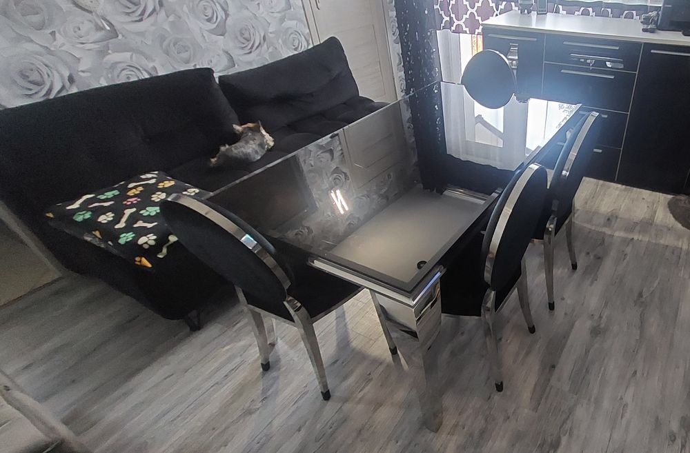 Stół glamour plus cztery krzesła REZERWACJA