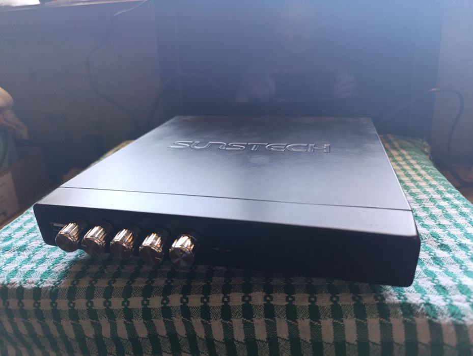 Mini amplificador de potência digital, em muito bom estado.