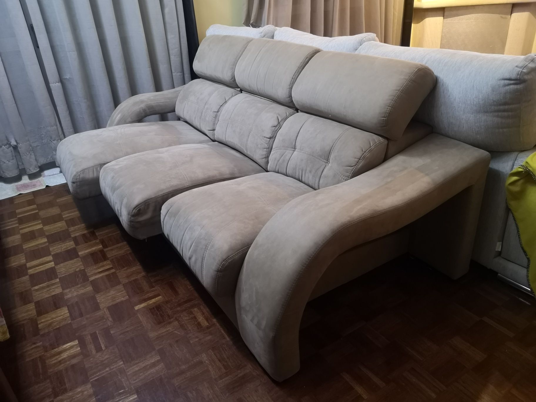 Sofá "De Luxe" + banco/mesa em camurça de excelente qualidade