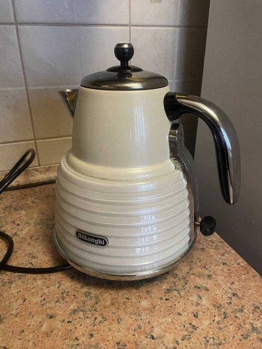 Чайник електричний DeLonghi