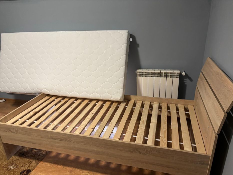 Łóżko z materacem