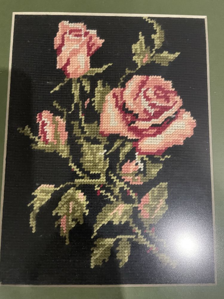 Quadro bordado com moldura dourada .