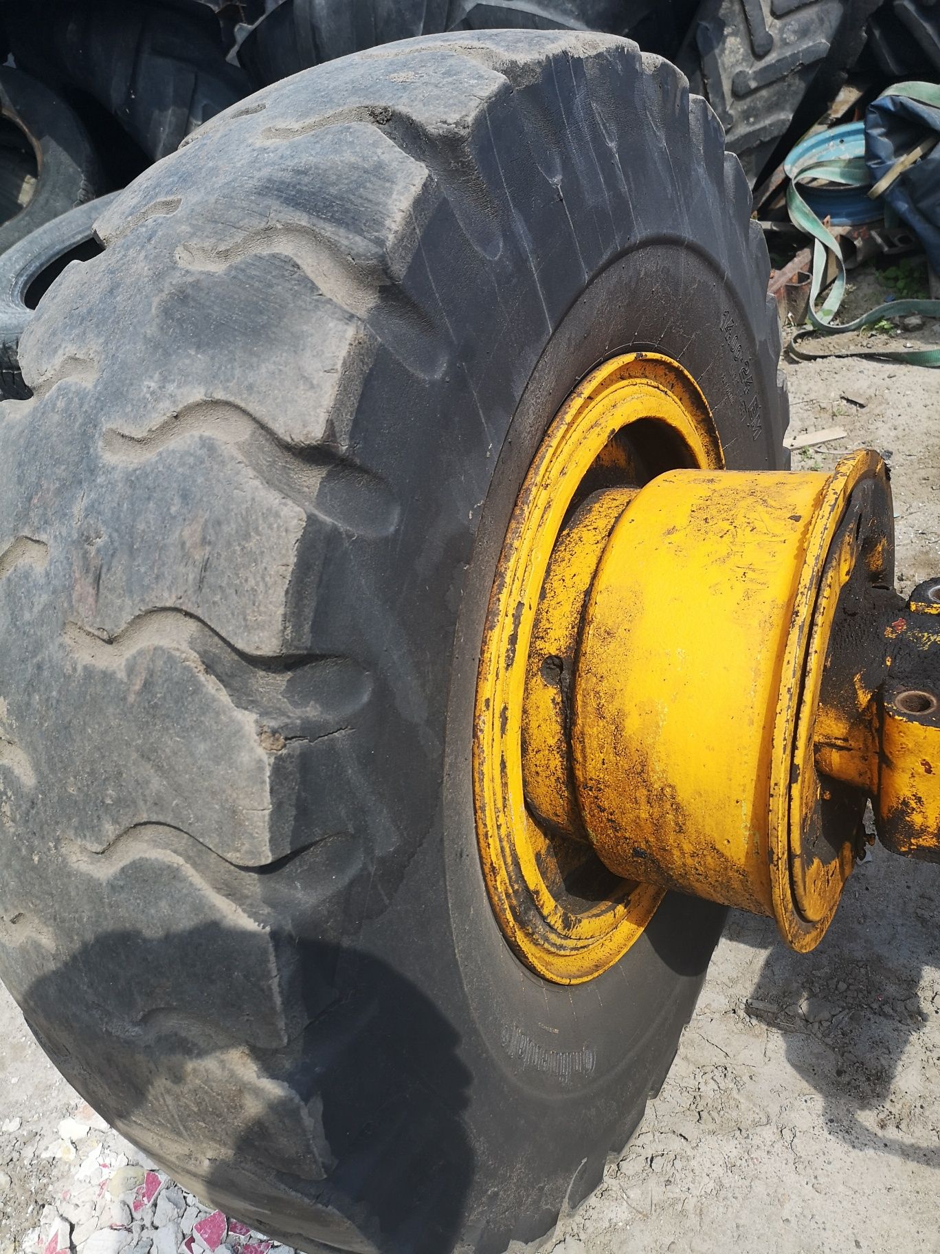 Koła 1400 r 24 ładowarka felgi części un 053 hon
