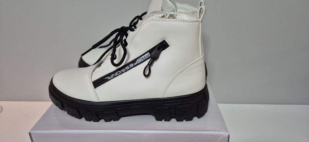 Botki białe  , skóra  roz.38