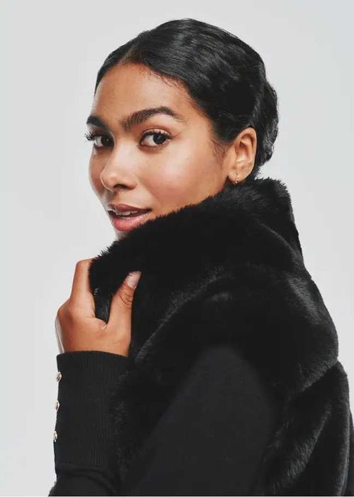 Тепла та пухнаста стильна чорна хутряна жилетка CAMEO ROSE 44 розмір