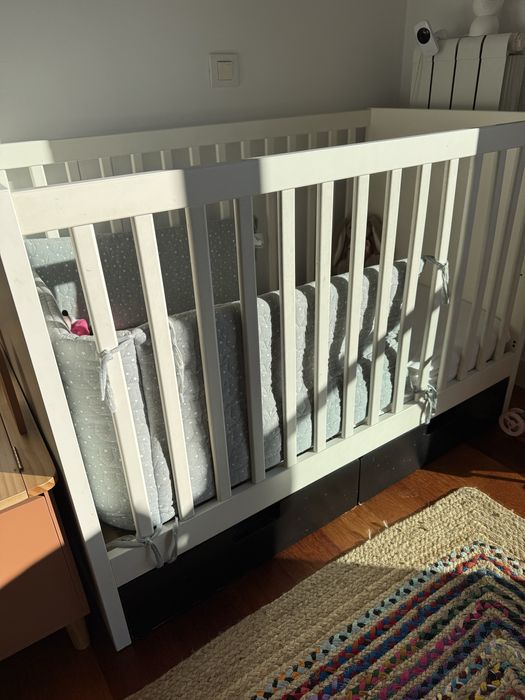 Berço com grades bebé