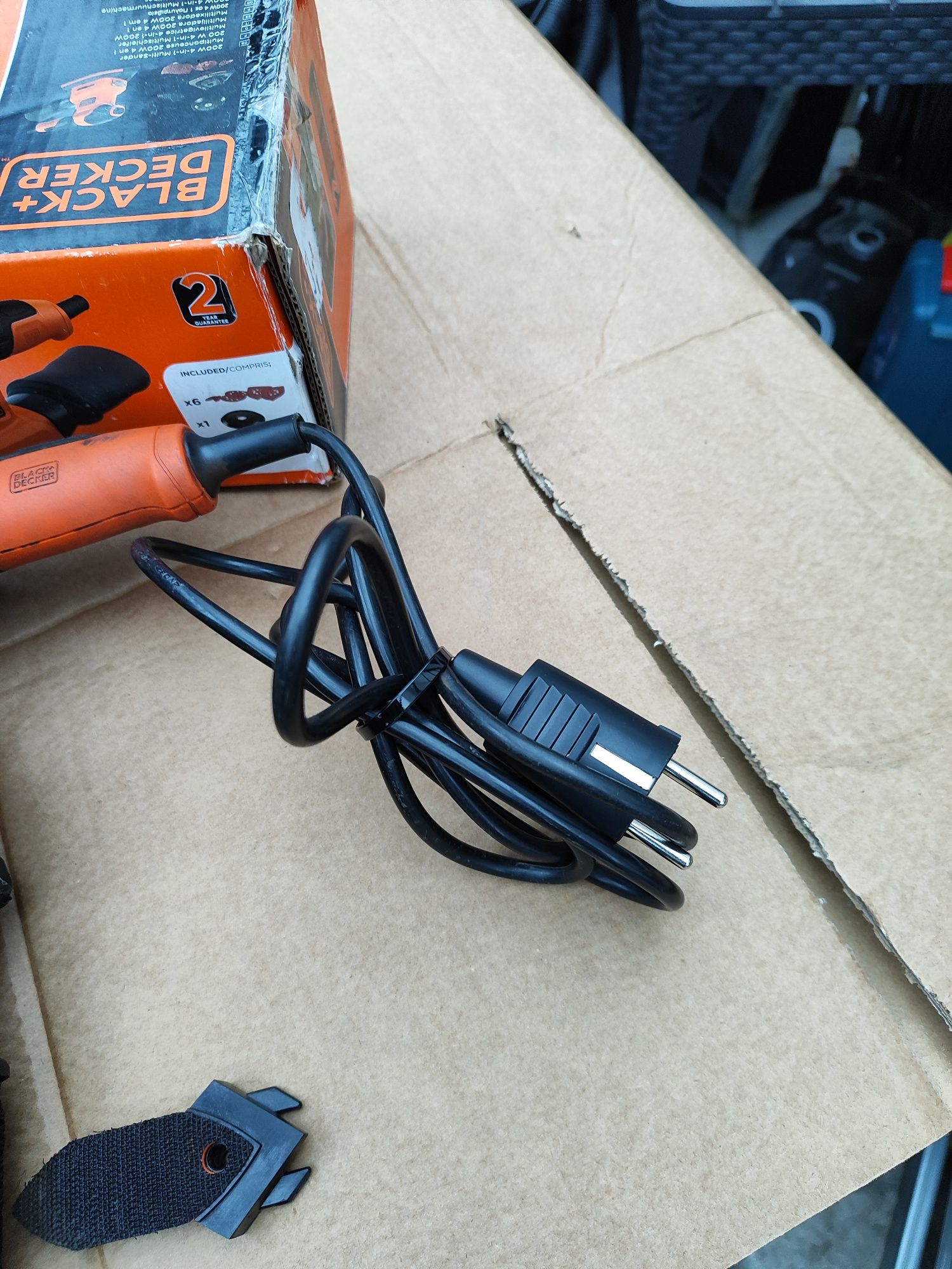 Szlifierka oscylacyjna Black Decker z wymiennymi padami