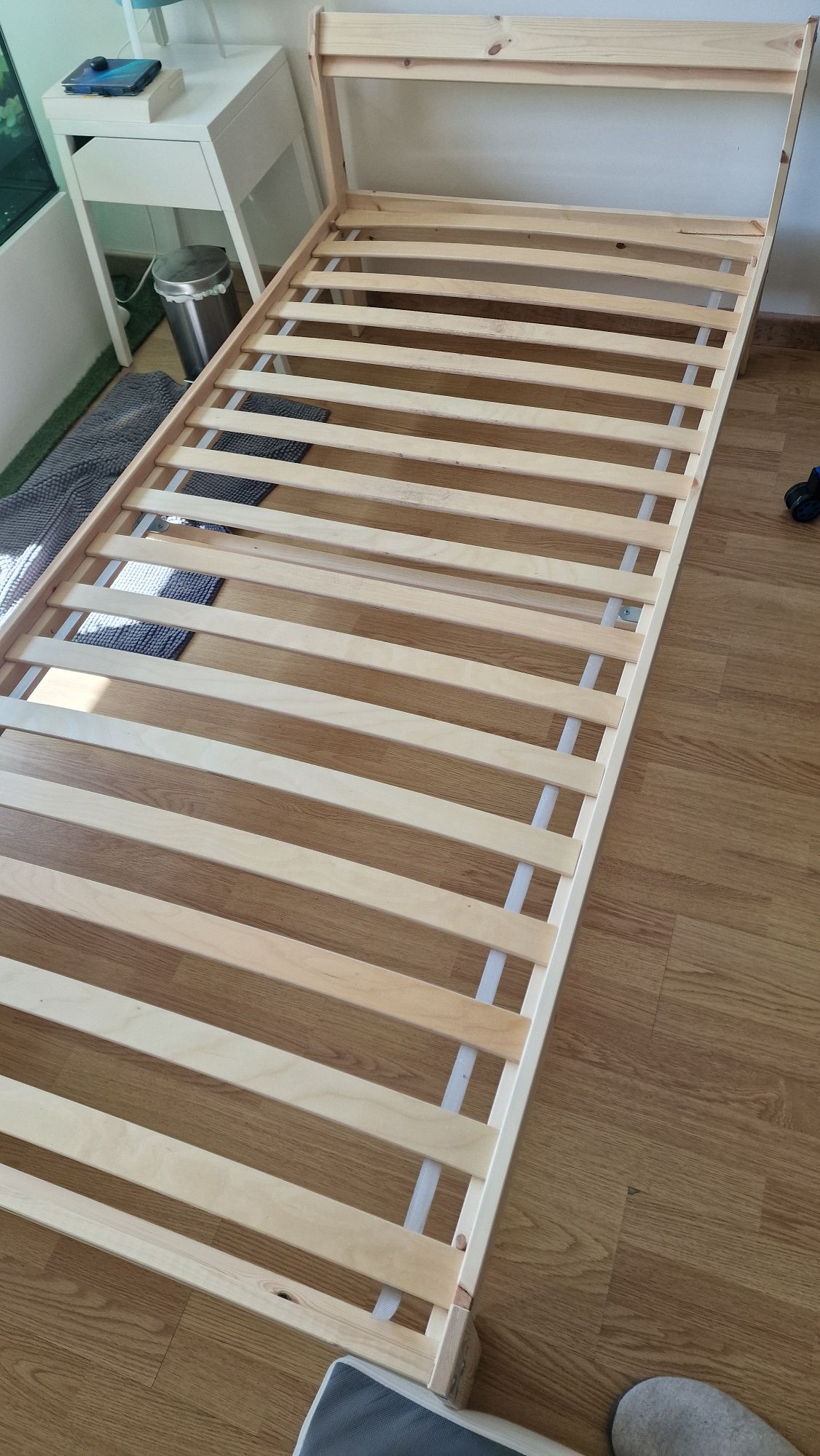 Cama individual IKEA (com estrado e colchão)