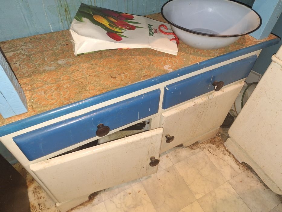 Zabytkowy kredens do odświeżenia