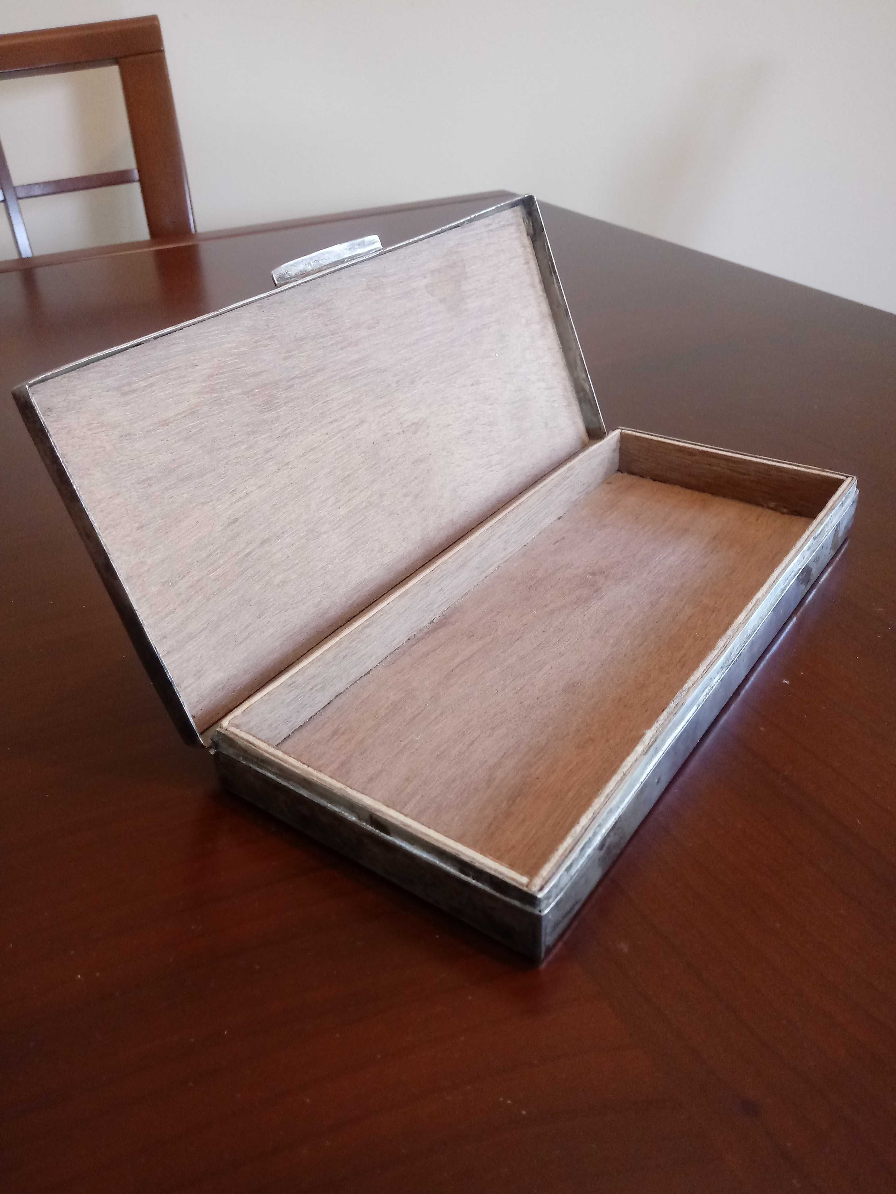 Kasetka (pudełko) z posrebrzanej alpaki.
