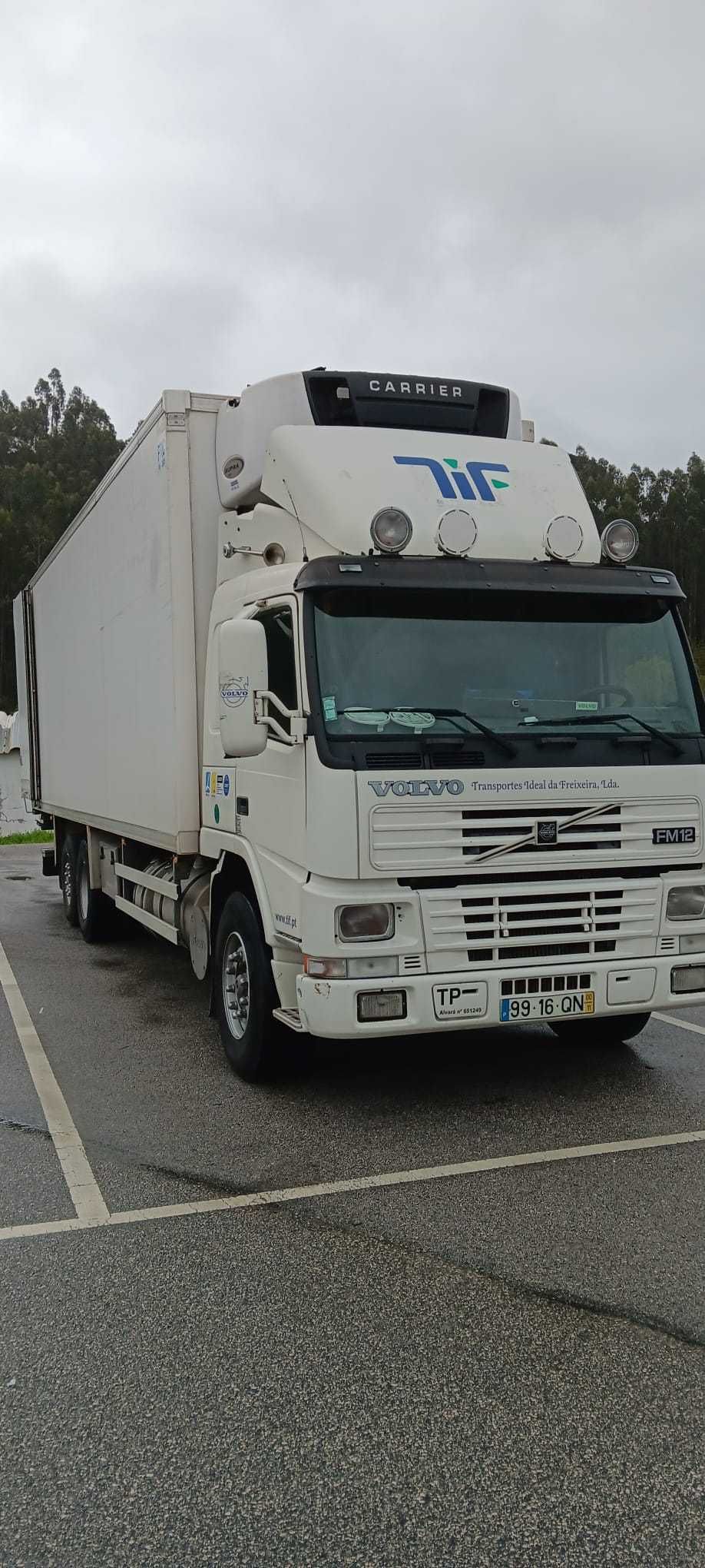Volvo Camião frigorifico de três eixos com plataforma
