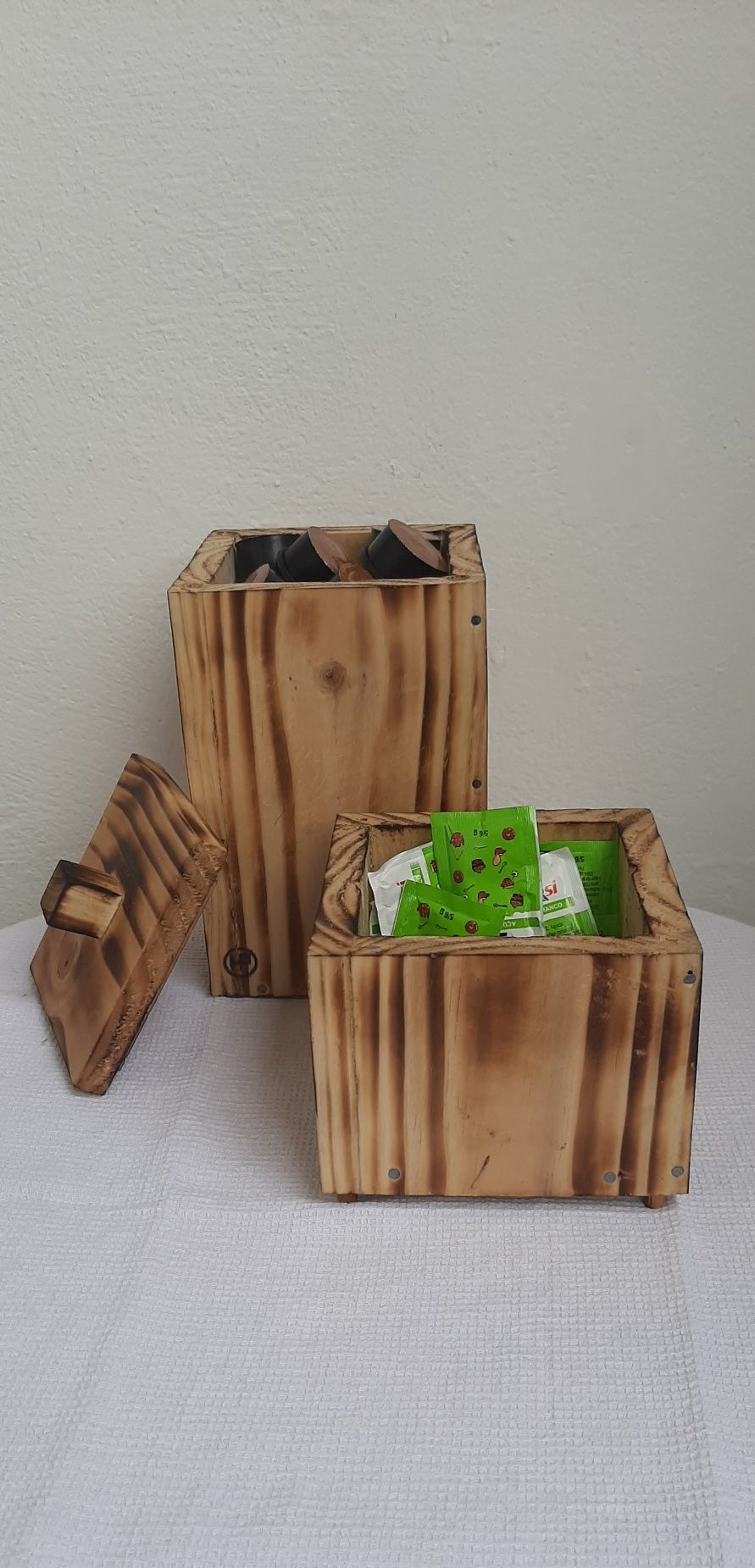 Caixa dispensadora em madeira