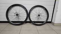 Rodas Vision Team 30 com pneus e discos.