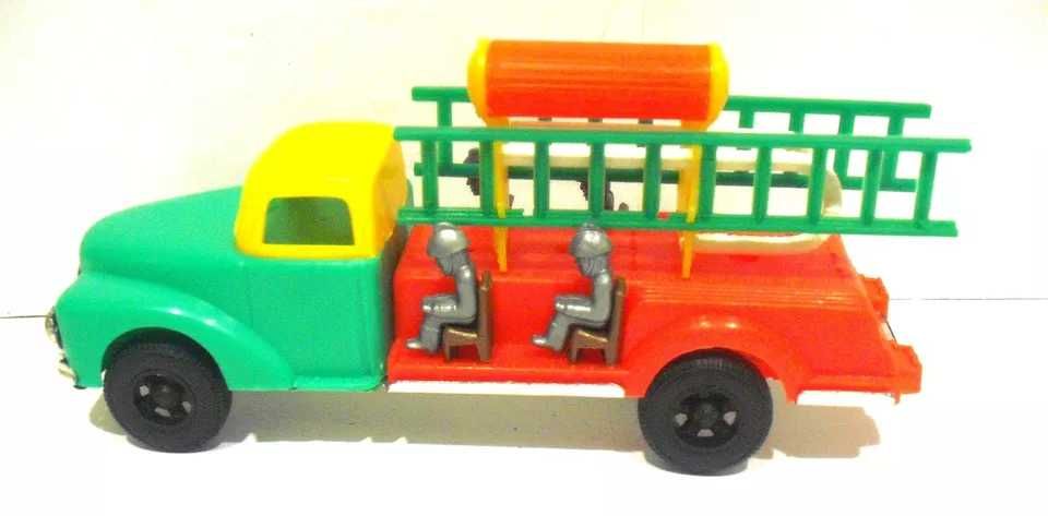 Carro de bombeiros antigo da PEPE