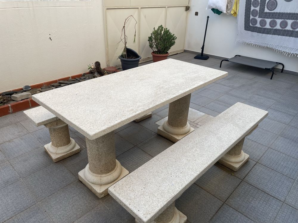 Vendo mesa e bancos de pedra para exterior