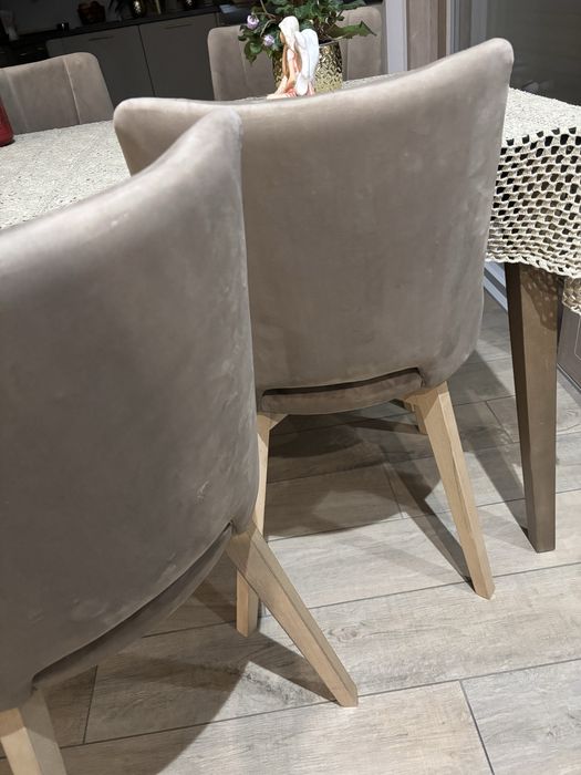 Narożnik w kolorze beżowym z 4 krzeslami w komplecie