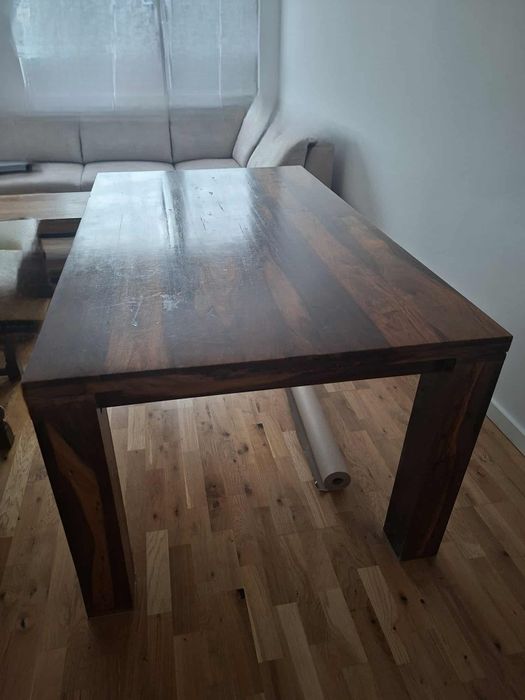 Solidny stół kolonialny