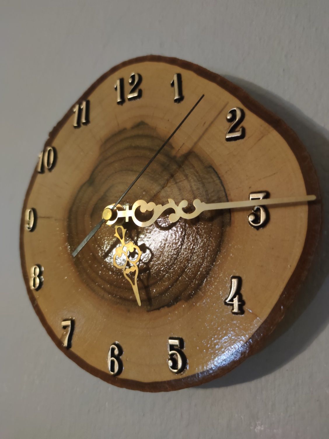 Zegar z drewna orzech