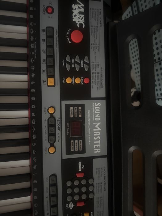 Piano impecavel com tripé