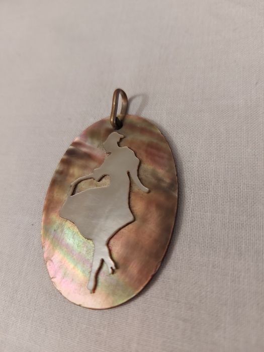 Medalhão / Pingente em Madrepérola Oval.