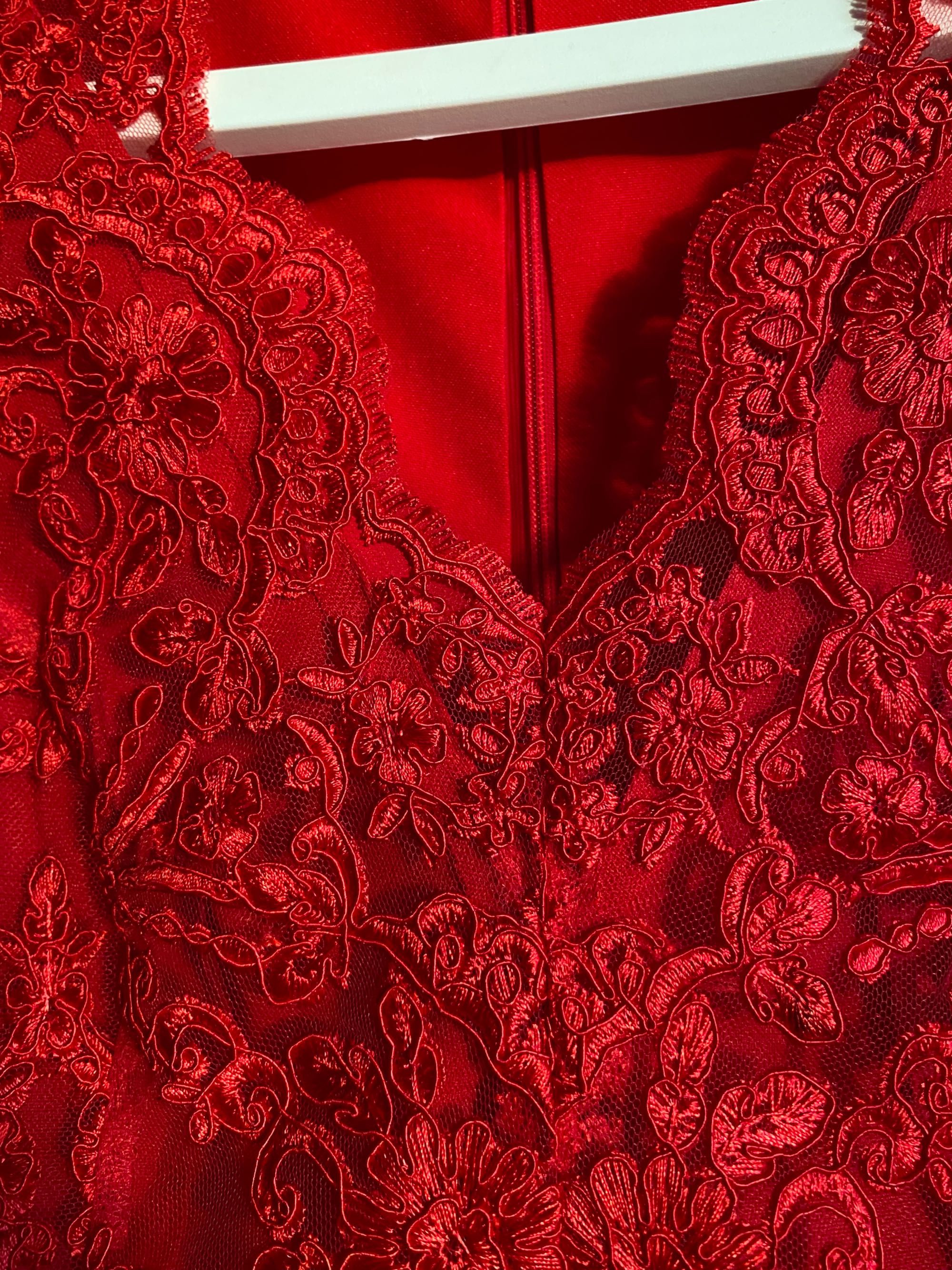 Rozkloszowana czerwona sukienka