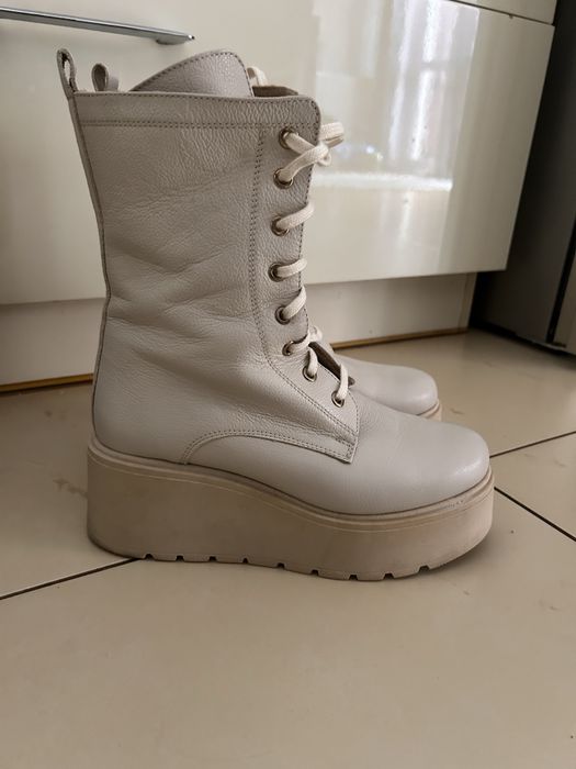 Botki bezowe na koturnie r 39