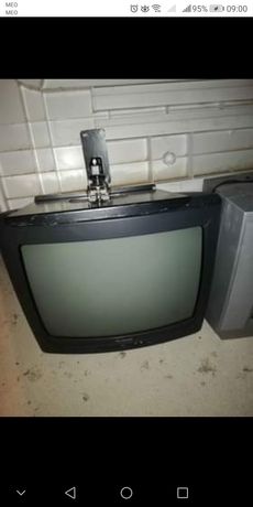 Televisão com suporte de parede