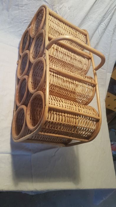 Stojak wiklinowy na wino