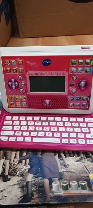 Tablet z rozkładaną klawiatura a dzieci od vtech