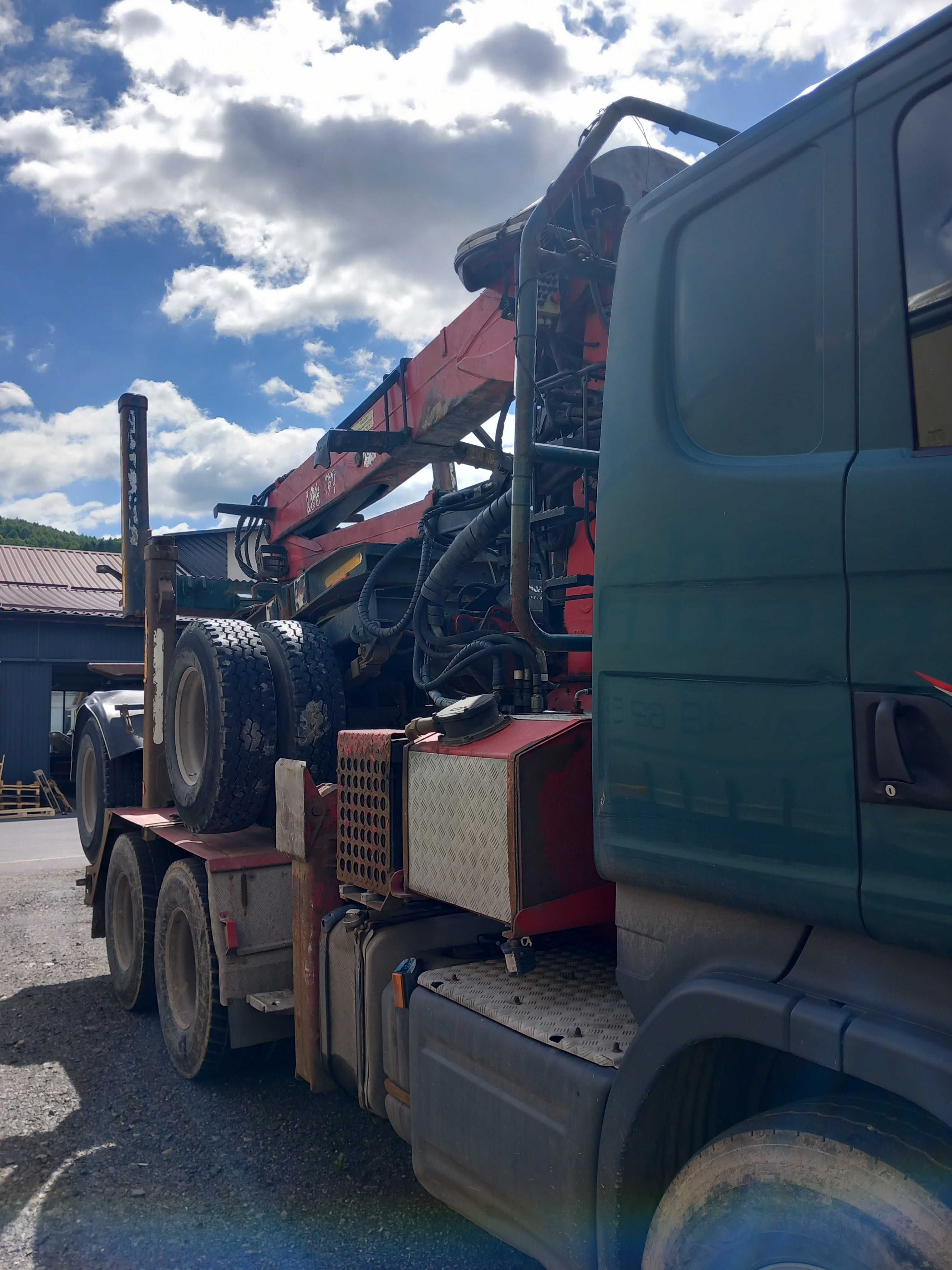 Scania R520 z dźwigiem HDS do drewna