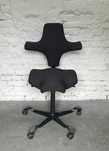 Hag fotel biurowy ergonomiczny Capisco 8106 czarny design Peter Opsvik