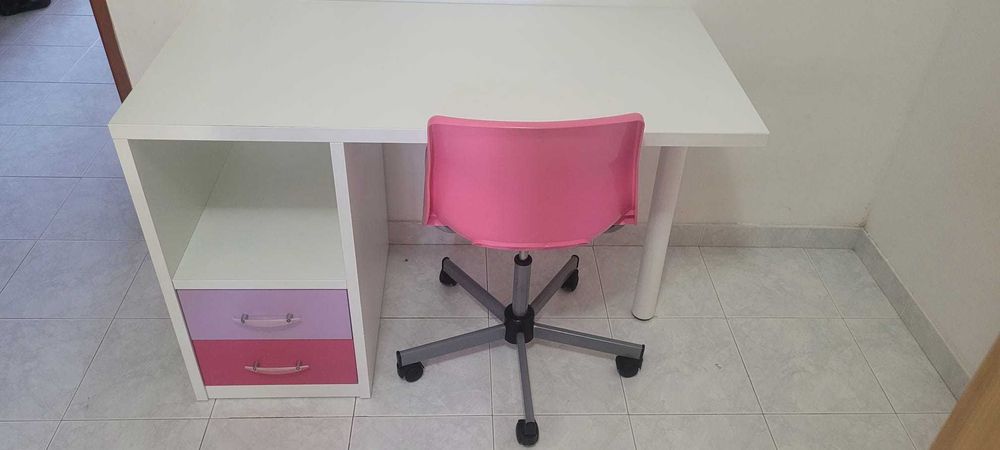 Secretaria Branca e cadeira giratória rosa, em otimo estado.