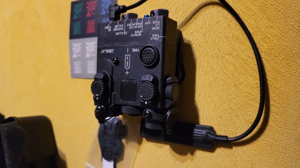laser latarka taktyczna dbal a2, asg an peq surefire
