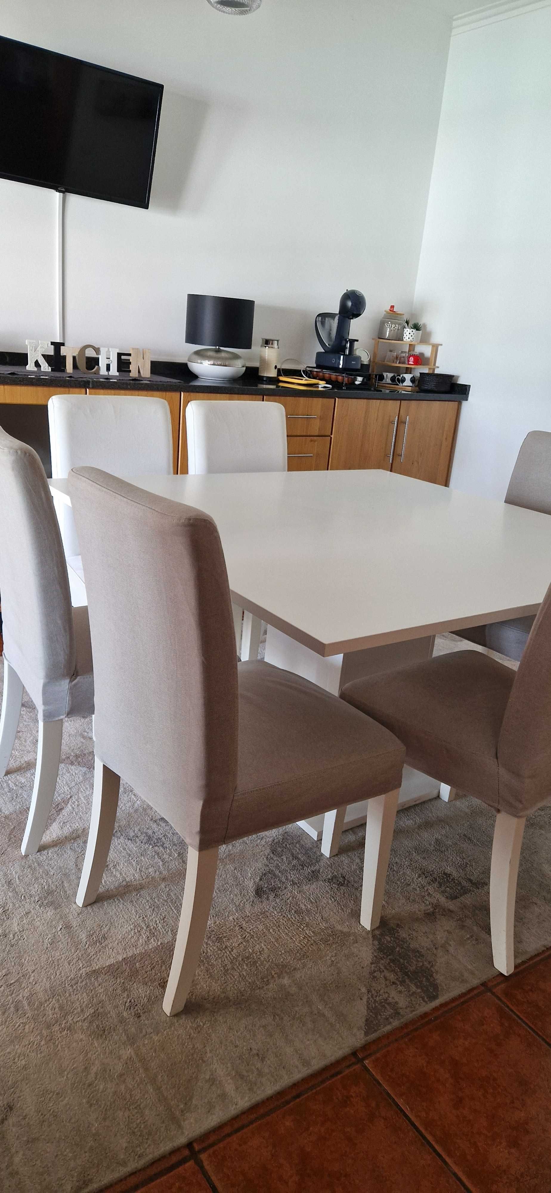 Mesa e cadeiras de jantar