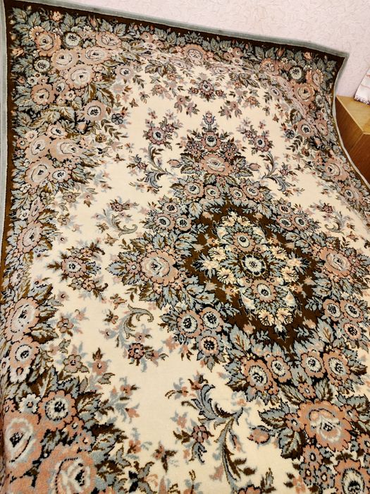 Продам ковер бу в идеальном состоянии. 2 на 3 метра. Висел на стене.