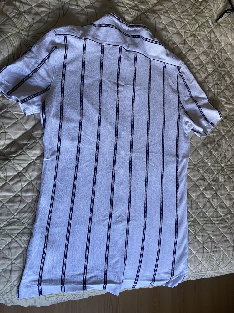 Camisa branca com riscas