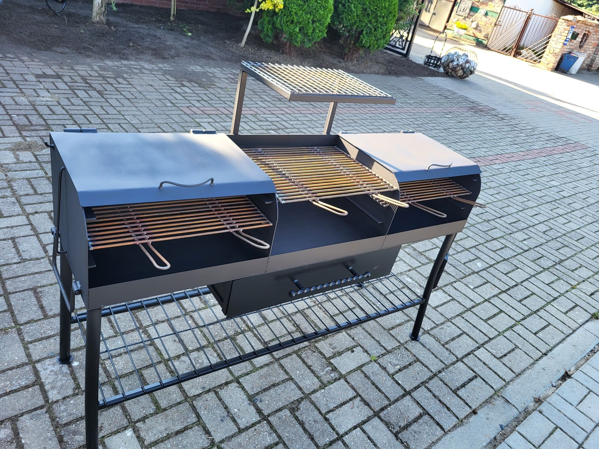 Duży biesiadny cateringowy grill