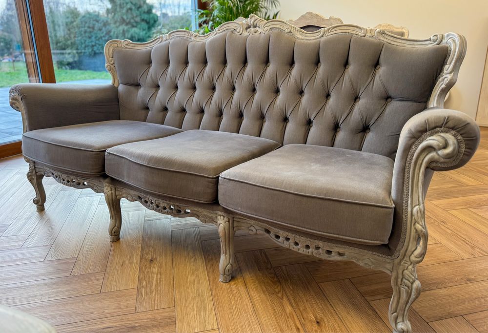 Drewniana sofa, antyk po renowacji. Bielone drewno, szare obicie